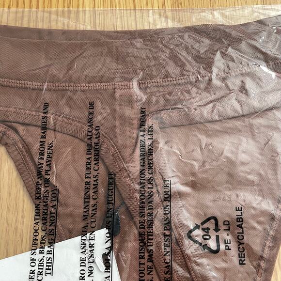 Steve Madden Mesh Thong - Picture 5 of 6